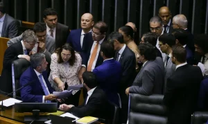 PEC de corte de gastos &eacute; aprovada em dois turnos na C&acirc;mara