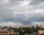 Forte chuva chega a Divinópolis com imagens impressionantes
