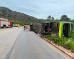 Ônibus capota e deixa 18 feridos na Grande BH