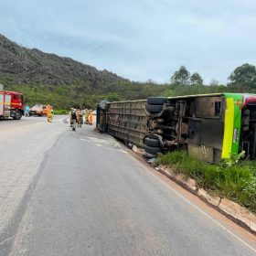Ônibus capota e deixa 18 feridos na Grande BH