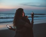 Como a tecnologia molda os relacionamentos e as conexões modernas?