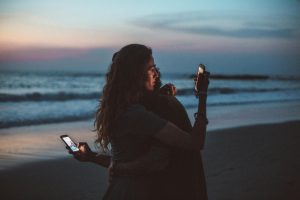Como a tecnologia molda os relacionamentos e as conex&otilde;es modernas?
