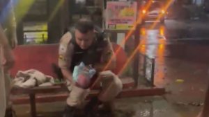 V&iacute;deo: Policial salva rec&eacute;m-nascido que se engasgou em BH