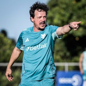 Diniz afirma que Cruzeiro n&atilde;o est&aacute; fechado para novas contrata&ccedil;&otilde;es.