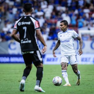 Cruzeiro perde o primeiro jogo em 2025 e a press&atilde;o sobre Diniz volta ainda mais forte.