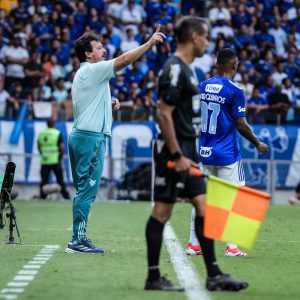 Ap&oacute;s empate do Cruzeiro, perman&ecirc;ncia de Diniz est&aacute; &ldquo;por um fio&rdquo;.
