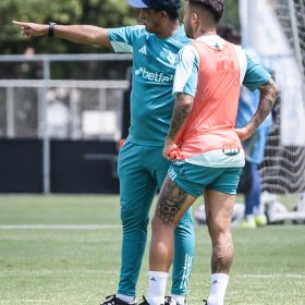 Cruzeiro segue &agrave; espera do comandante.