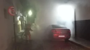 Carro pega fogo no Centro de Formiga
