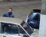 VÍDEO: Motorista bate em carro estacionado e foge em Divinópolis