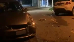 Motorista e passageira ficam feridos ap&oacute;s o carro em que estavam ser atingido por outro ve&iacute;culo