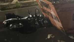 Ita&uacute;na: Motociclista sofre grave acidente ap&oacute;s colidir moto com ca&ccedil;amba