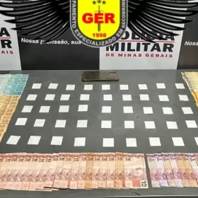 Drogas e mais de R$ 2 mil s&atilde;o apreendidos em Pitangui