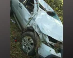Lagoa da Prata: Carro capota e deixa três feridos