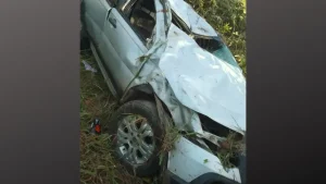 Lagoa da Prata: Carro capota e deixa tr&ecirc;s feridos