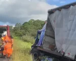 Formiga: Condutor fica gravemente ferido em acidente entre caminhões na BR-354