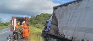 Formiga: Condutor fica gravemente ferido em acidente entre caminh&otilde;es na BR-354