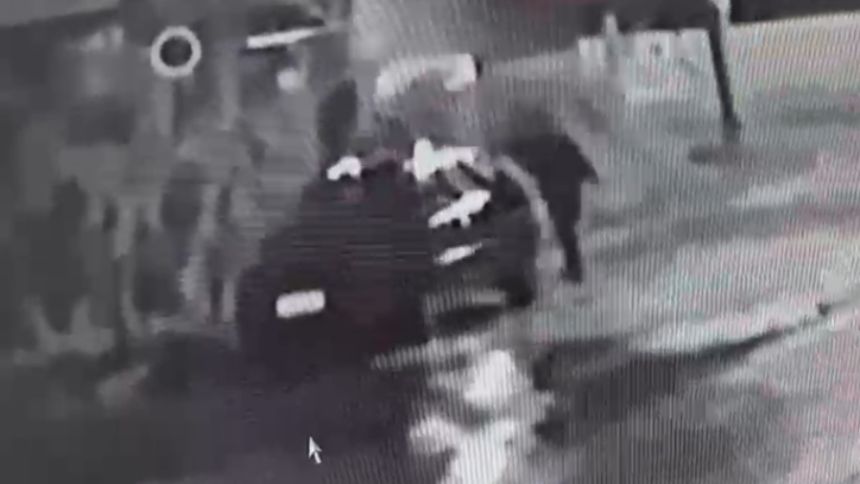 C&acirc;mera flagra ladr&atilde;o furtando carro no bairro Bom Pastor, em Divin&oacute;polis