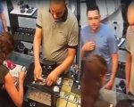 Câmera flagra ladrões furtando pulseira em joalheria de Divinópolis