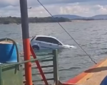 VÍDEO: Carro cai de balsa com motorista dentro no Lago de Furnas