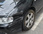 Fox prata bate em carro estacionado e motorista foge