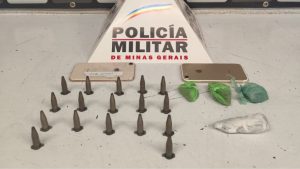 Dupla &eacute; detida com drogas escondidas em rack em Carmo do Cajuru