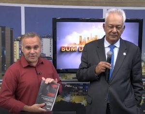 Delegado Edson Moreira visita Divin&oacute;polis para contar hist&oacute;ria do livro &ldquo;Agora &eacute; comigo&rdquo;