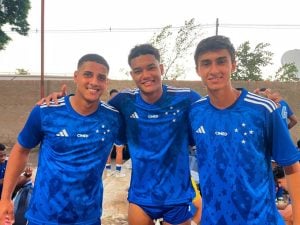 Cruzeiro vence e segue na Copinha