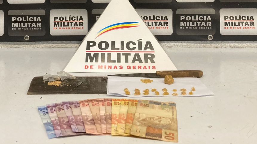 Homem &eacute; preso com crack no bairro Graja&uacute;, em Divin&oacute;polis