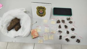 Homem &eacute; preso por agredir a companheira em Ara&uacute;jos; drogas foram apreendidas