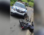 Em moto furtada, dupla é cercada por PM e bate em viatura, entre Divinópolis e Cajuru