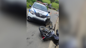 Em moto furtada, dupla &eacute; cercada por PM e bate em viatura, entre Divin&oacute;polis e Cajuru