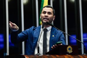 Cleitinho lidera intenções de voto em dois cenários, diz pesquisa Atlas