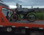 Jovem sem CNH é preso com drogas após fugir da PM em moto adulterada, em Formiga