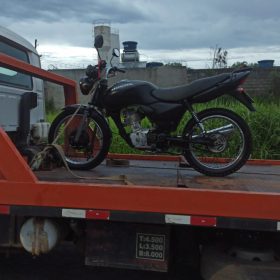 Jovem sem CNH &eacute; preso com drogas ap&oacute;s fugir da PM em moto adulterada, em Formiga