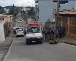 Homem fica ferido em acidente entre carro e moto, em Itapecerica