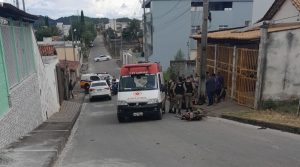 Homem fica ferido em acidente entre carro e moto, em Itapecerica