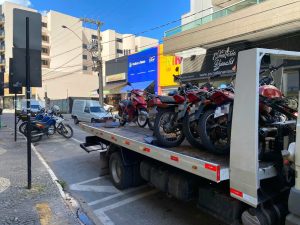 Opera&ccedil;&atilde;o Cavalo de A&ccedil;o apreende diversas motos e prende foragido, em Nova Serrana