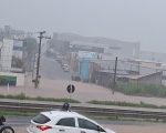 Forte chuva causa alagamentos e arrasta veículos em Divinópolis