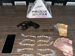 Tr&ecirc;s menores de idade s&atilde;o apreendidos com droga e arma, em Pomp&eacute;u