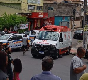 V&iacute;deo: Homem sequestra &ocirc;nibus e faz passageiro ref&eacute;m em Contagem