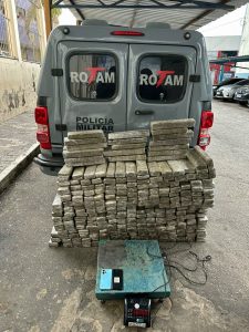 PM prende dupla com quase 300 barras de maconha em Pitangui