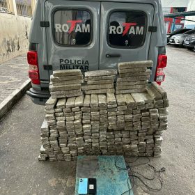PM prende dupla com quase 300 barras de maconha em Pitangui