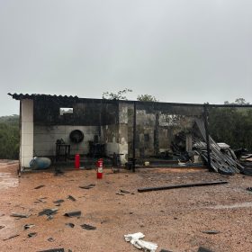 Homem ferido em explosão em fábrica de fogos é transferido para Divinópolis