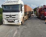 Acidente entre caminhões deixa botijões de gás espalhados pela pista na BR-040