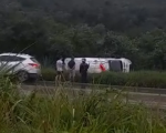 Ambulância capota na BR-381 e deixa feridos, na Grande BH