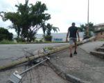 Caminhão derruba dois postes às margens do Anel Rodoviário de BH