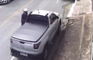 V&iacute;deo: de capacete, ladr&atilde;o furta caminhonete em Divin&oacute;polis