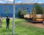 Carreta bate contra árvore e muro após motorista passar mal na Grande BH