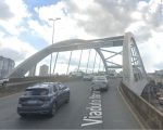 Carro capota em viaduto de BH e motorista fica ferido