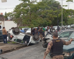 Carro capota na avenida dos Andradas e duas mulheres ficam feridas